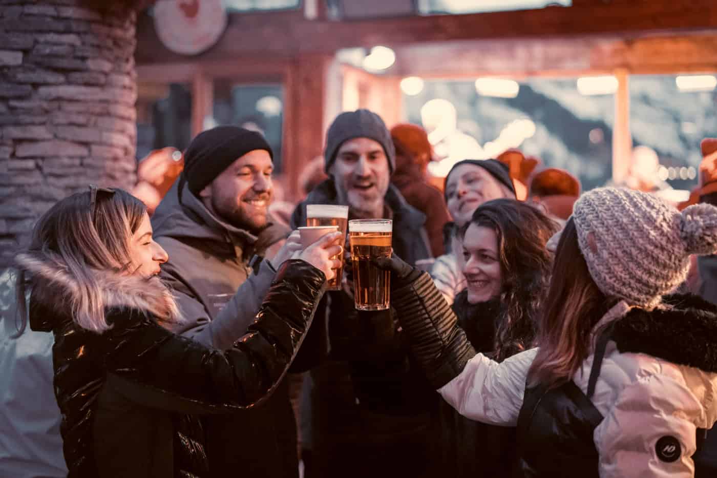 Groupe d'amis trinquant sur la terrasse d'un bar