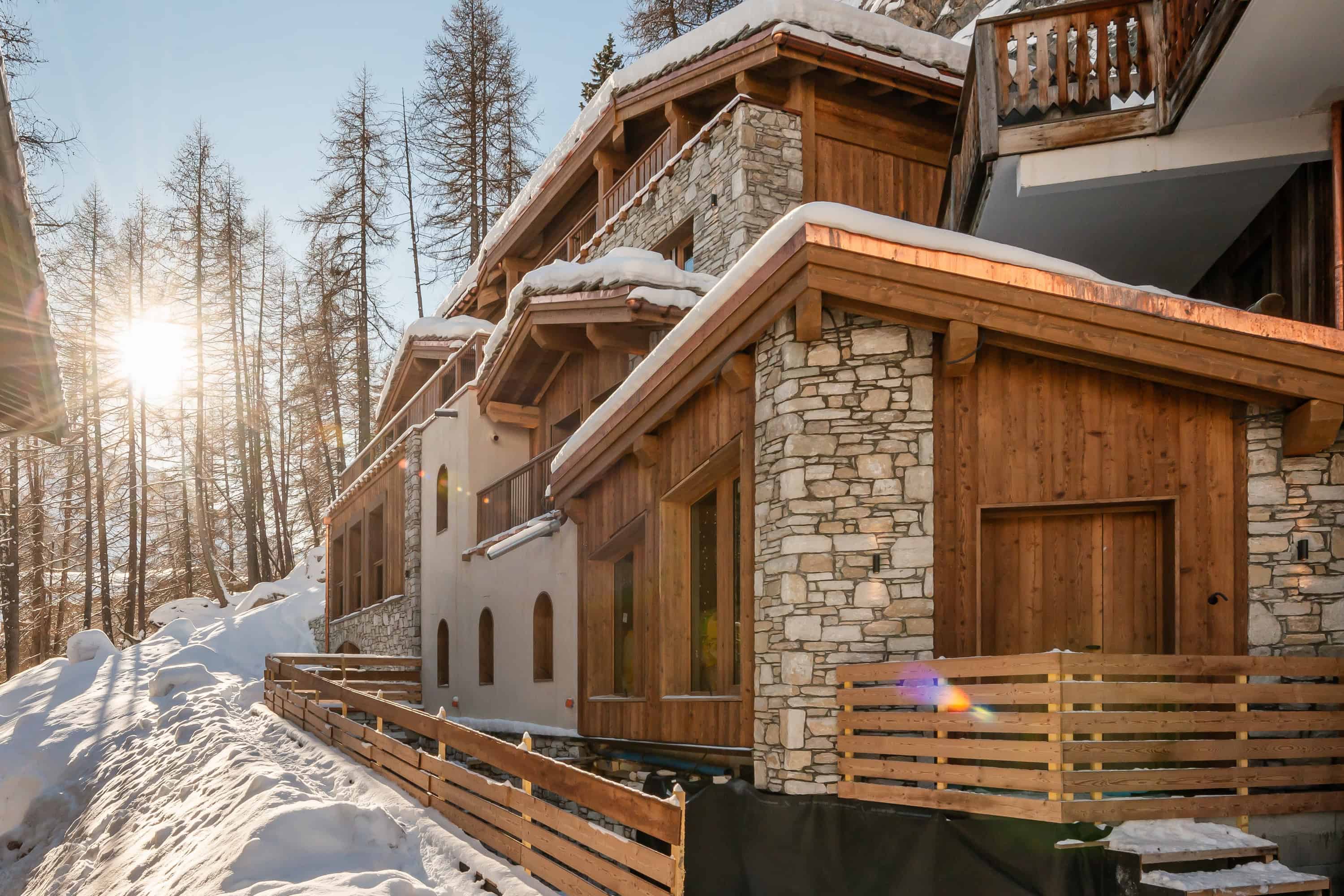 Chalet Des Légendes, vue extérieure sous la neige
