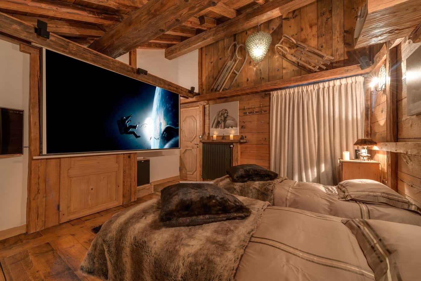 Chalet Le Rocher ‑ Grand écran dans une chambre